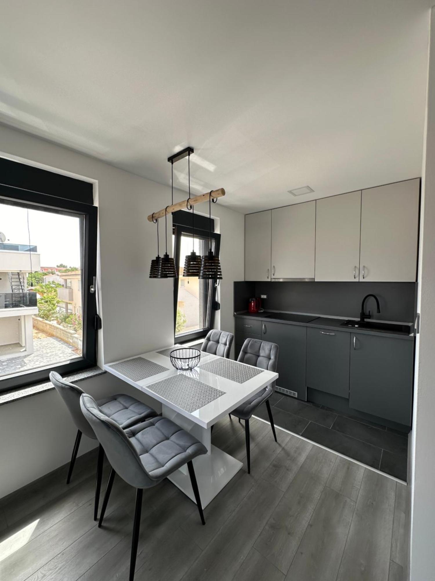 Monachus Apartments Vir Buitenkant foto