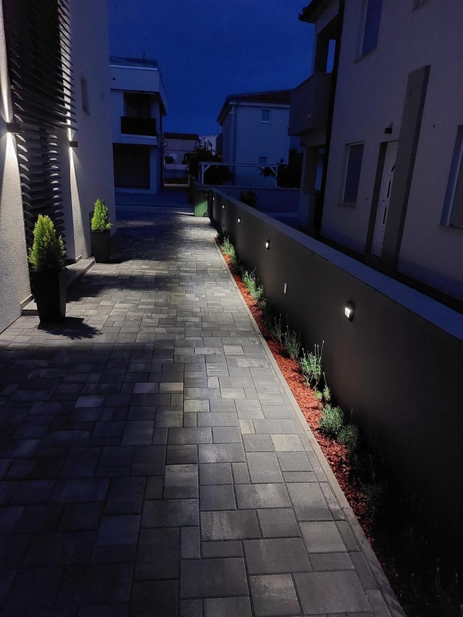 Monachus Apartments Vir Buitenkant foto